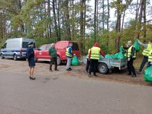 Sprzątanie lasu przez osadzonych z Aresztu Śledczego w Grójcu oddział w Stawiszynie